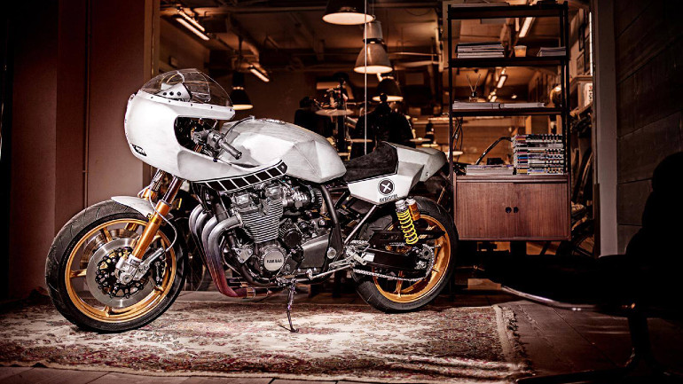 Η Deus μετατρέπει το Yamaha XJR1300 στη θρυλική Eau Rouge