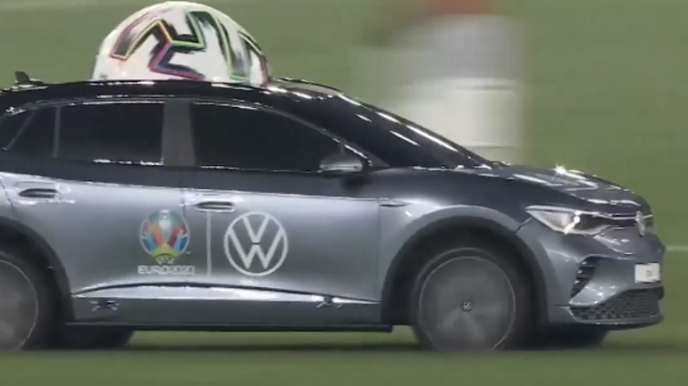 Τουρκία-Ιταλία: Με… τηλεκατευθυνόμενο αυτοκινητάκι η μπάλα στο γήπεδο για τη σέντρα του αγώνα!