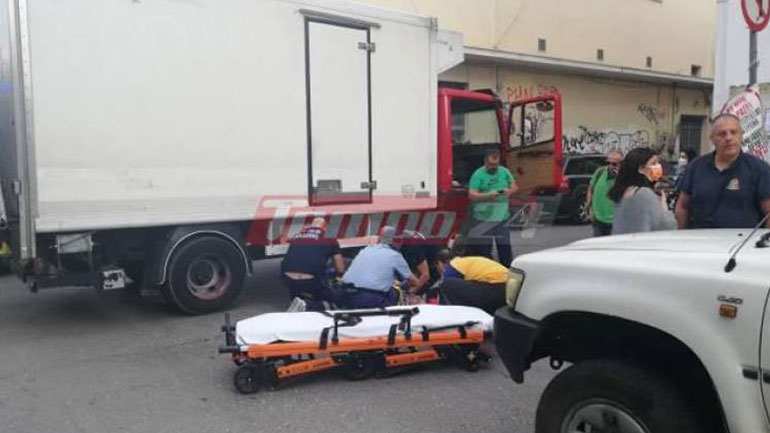 Πάτρα: Οδηγός μοτοσικλέτας “σφηνώθηκε” κάτω από τις ρόδες φορτηγού