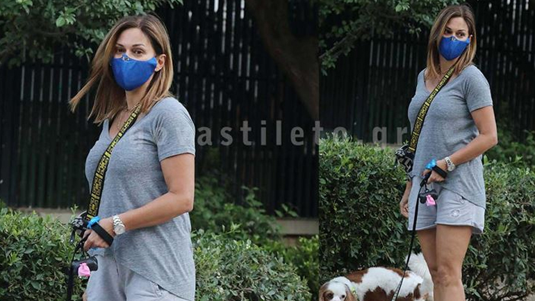 Έλλη Κοκκίνου: Βόλτα με casual look στη Γλυφάδα