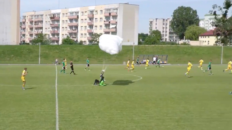 Αλεξιπτωτιστής προσγειώνεται σε γήπεδο ποδοσφαίρου