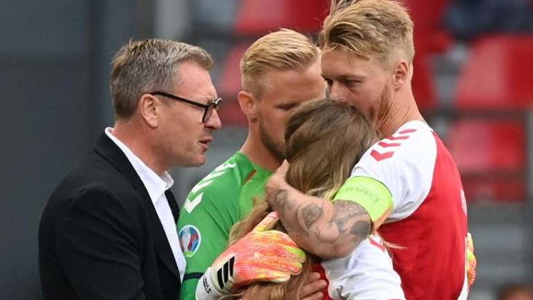 Εσπευσμένα σε κλινική της Κοπεγχάγης o Έρικσεν, ξέσπασε σε κλάματα η σύντροφος του στο γήπεδο