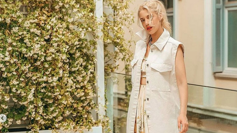 Το floral deux pieces φόρεμα της Τζένης Θεωνά