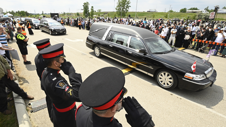 Καναδάς: Ύστατος φόρος τιμής στη μουσουλμανική οικογένεια που δολοφονήθηκε