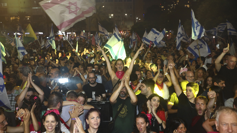 Ισραήλ: Χιλιάδες πολίτες στο Τελ Αβίβ γιορτάζουν την αποχώρηση του Νετανιάχου από την εξουσία