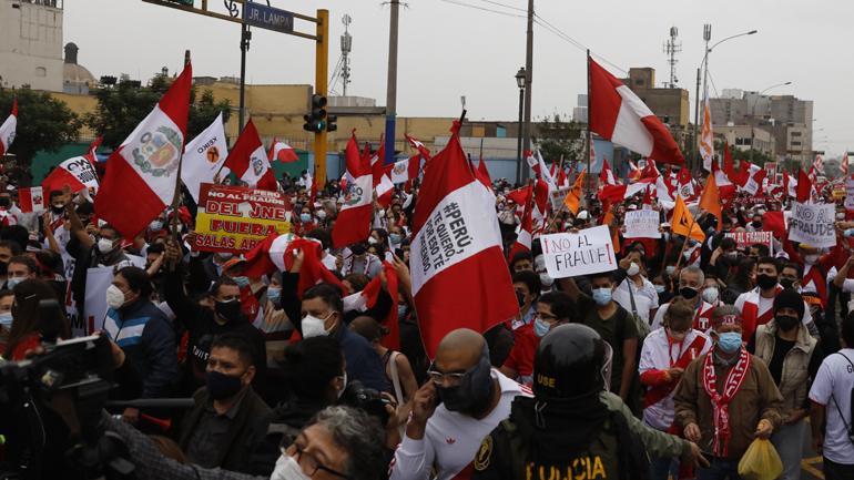 Προεδρικές εκλογές στο Περού: Υποστηρικτές των δύο αντιπάλων διαδηλώνουν μπροστά στο εκλογοδικείο