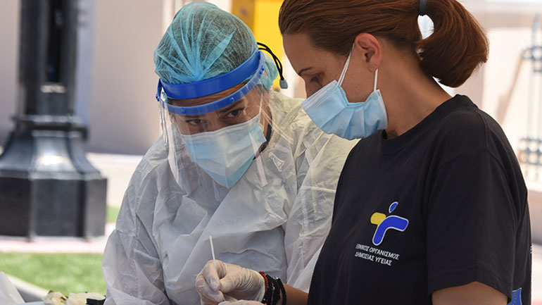 Περισσότεροι από 7 στους 10 Έλληνες λένε «ναι» στον υποχρεωτικό εμβολιασμό