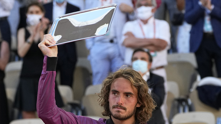 Η απονομή εν μέσω αποθέωσης του Στέφανου Τσιτσιπά μετά τον τελικό με τον Τζόκοβιτς