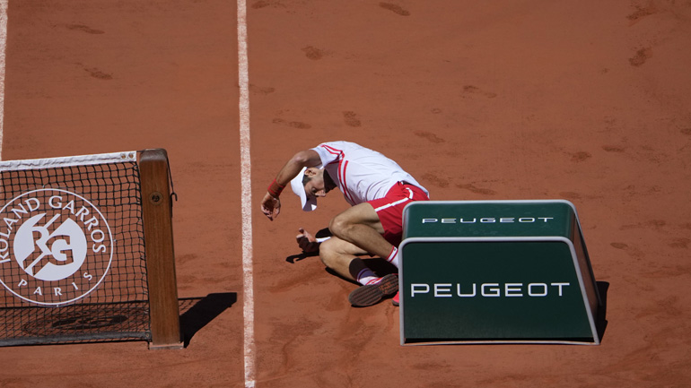 Το απίστευτο dropshot του Τσιτσιπά που… γκρέμισε τον Τζόκοβιτς!