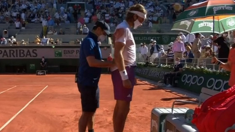 Πρόβλημα στη μέση ο Τσιτσιπάς – Συνεχίζει στον τελικό του Ρολάν Γκαρός