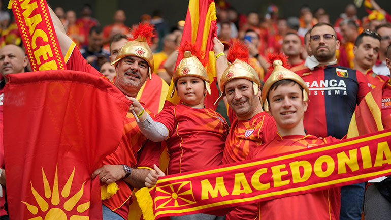 Προκαλούν οι φίλαθλοι των Σκοπίων – Στο γήπεδο με περικεφαλαίες και κασκόλ που γράφουν «Μακεδονία»