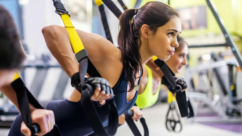 TRX: Γιατί πρέπει να δοκιμάσετε τη γυμναστική με ιμάντες;