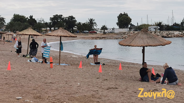 Επεισοδιακό beach party στη Γλυφάδα με φωτιές – Συνεργεία καθαρισμού στην περιοχή