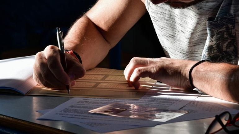 Πανελλήνιες 2021: Δείτε τα θέματα σε Νεοελληνική Γλώσσα και Λογοτεχνία