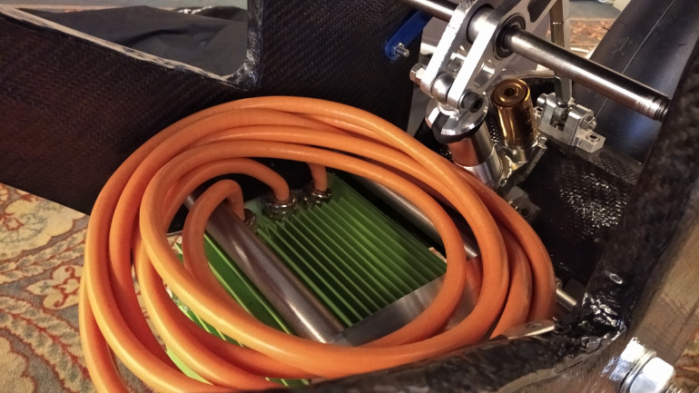 Ο ηλεκτροκινητήρας έτοιμος να υποδεχτεί τις μπαταρίες και η πρόκληση της στήριξης της πίσω ανάρτησης.