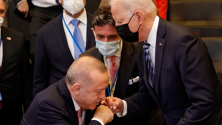 Ιδιαίτερα φιλικό κλίμα στη Σύνοδο του ΝΑΤΟ – Σχεδόν… χειροφίλησε ο Ερντογάν τον Μπάιντεν