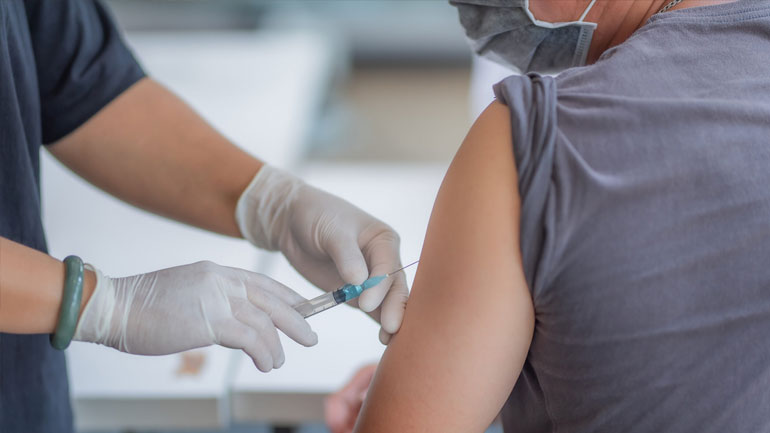 Οι ήπιες και οι σπάνιες σοβαρές παρενέργειες των εμβολίων mRNA Pfizer και Moderna