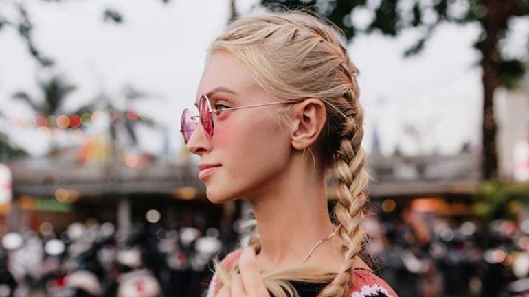 Πλεξίδες: Πώς θα κάνετε μόνες σας το απόλυτο χτένισμα του καλοκαιριού