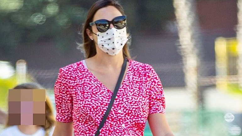 Το ανοιξιάτικο φόρεμα της Gal Gadot είναι ότι πιο άνετο μπορείτε να φορέσετε σε προχωρημένη εγκυμοσύνη