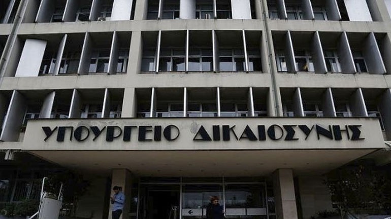 Υπουργείο Δικαιοσύνης: Δεν αφαιρείται η φράση «χωρίς τη συναίνεση του θύματος» από τη διάταξη για τον βιασμό