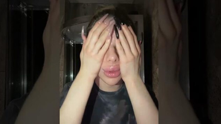 Άνδρας αντιγράφει ένα βίντεο από το Ιnstagram