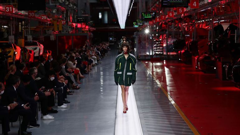 Η Ferrari το έριξε στη μόδα και στα εστιατόρια