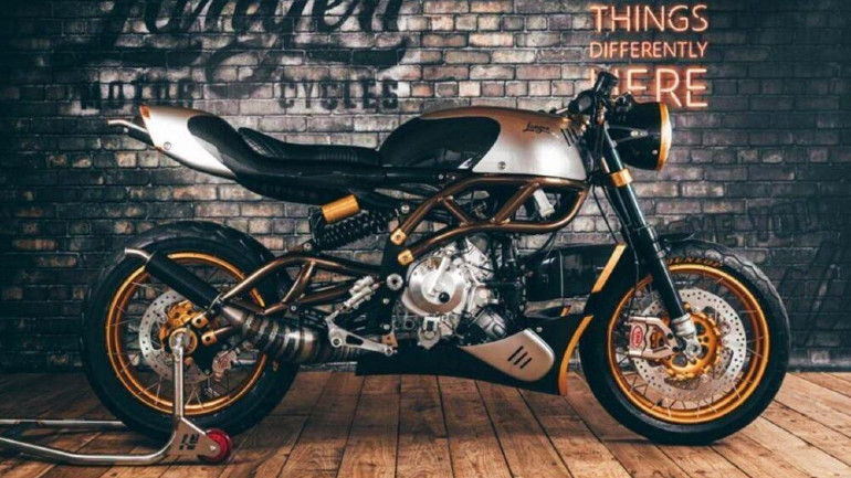 Το σύστημα εξάτμισης είναι χειροποίητο και ειδικά μελετημένο για τις Euro5 προδιαγραφές.