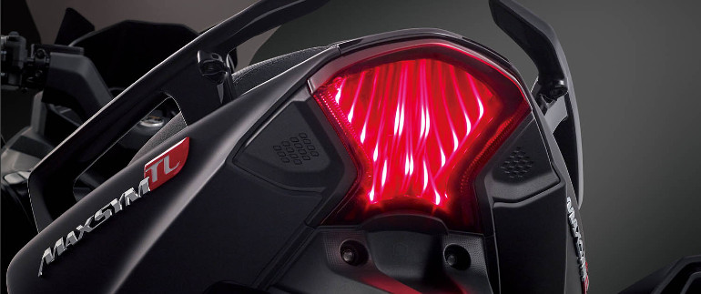 Το χαρακτηριστικό πίσω φωτιστικό σώμα με τη φλόγα!