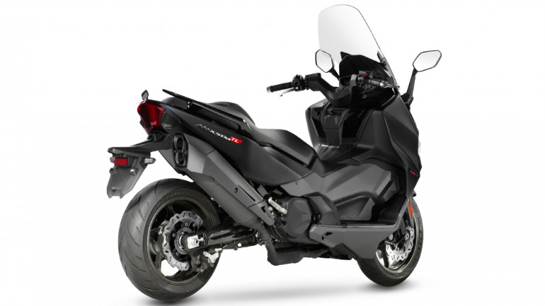 Η εξάτμιση με τις δύο απολήξεις και τον υπέροχο ήχο από τον δικύλινδρο κινητήρα.