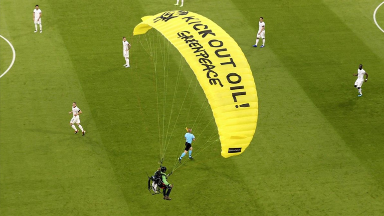 Εισβολέας της Green Peace πέταξε στον αγωνιστικό χώρο πριν το Γαλλία-Γερμανία