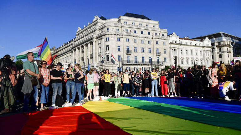 Ουγγαρία: Υιοθέτηση νόμου που απαγορεύει την «προώθηση» της ομοφυλοφιλίας σε ανήλικους