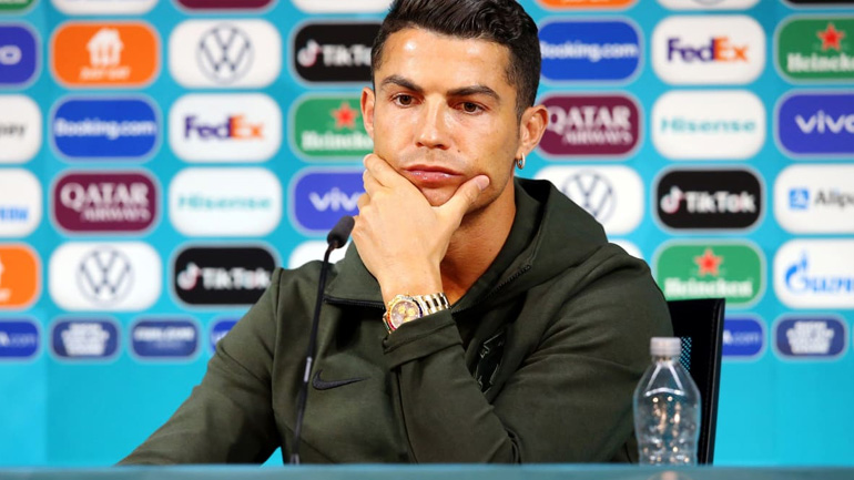 Euro 2020: Viral ο εκνευρισμός του Κριστιάνο Ρονάλντο για τα μπουκαλάκια της Coca-Cola!