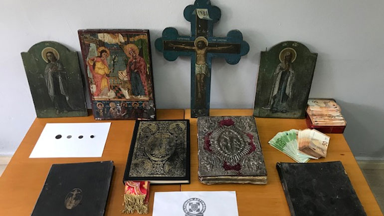 Χειροπέδες σε ιερέα για παράνομη κατοχή αρχαίων αντικειμένων
