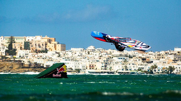 O Lennart Neubauer κατακτά το πρώτο Windsurf πάρκο του κόσμου στη Νάξο