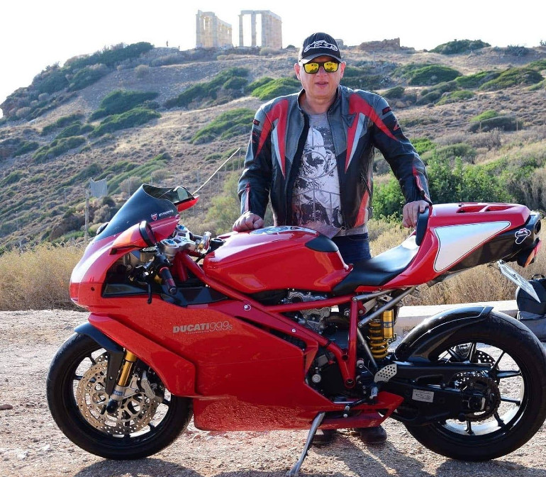 Παρέα με το αγαπημένο του Ducati 999S το οποίο έχει τοποθετήσει στο σαλόνι του σπιτιού του.
