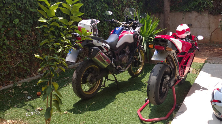 Τα... λουλούδια του, ένα για διασκέδαση και ένα για μακρινά ταξίδια!