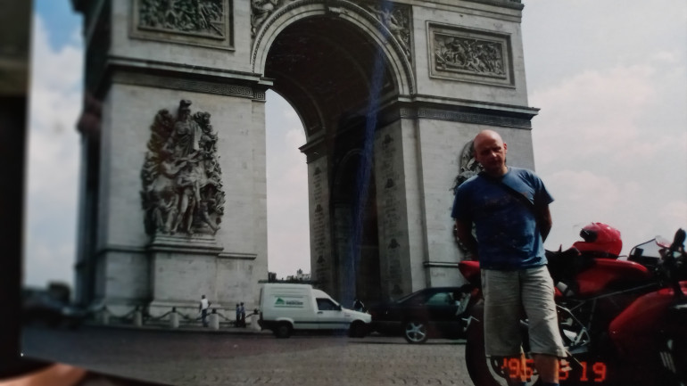 Hard Copy φωτογραφία από το αρχείο του. Στα Ιλίσια Πεδία με το Ducati SS900 του.