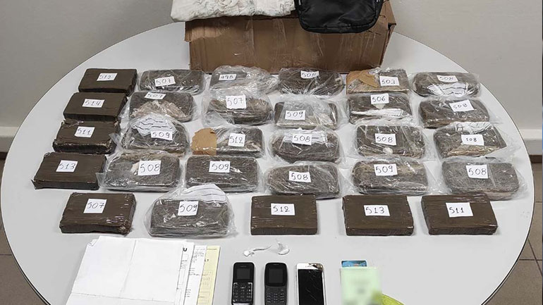 Καταδίωξη στη Θεσσαλονίκη για σύλληψη 26χρονης που μετέφερε 14 κιλά ηρωίνης