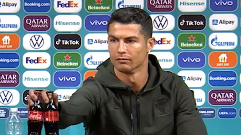 Όταν ο Ρονάλντο έπινε (με το αζημίωτο) Coca Cola