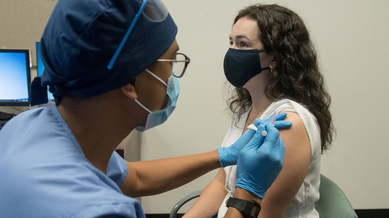 Ανοίγει η πλατφόρμα εμβολιασμού για τους νέους από 18 έως 24 ετών