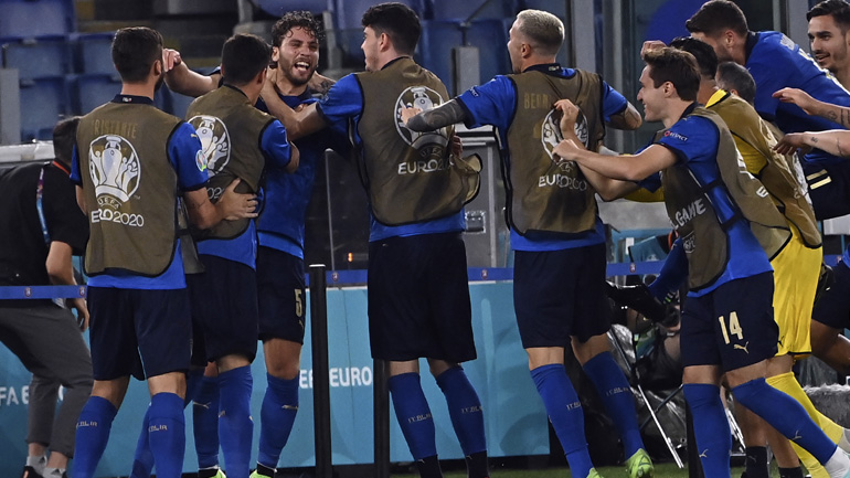 Πανηγυρικά στους «16» η Ιταλία, 3-0 την Ελβετία