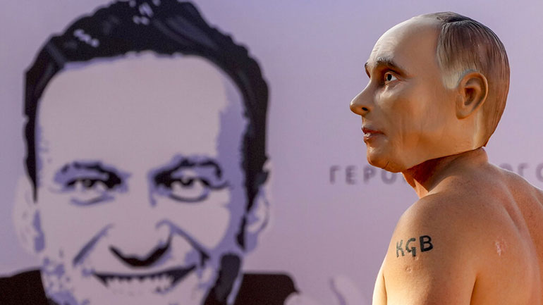 Διαδηλωτής παριστάνει τον Πούτιν και διαδηλώνει στη Γενεύη υπέρ της απελευθέρωσης του Ναβάλνι