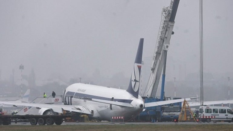 Επιβατικό αεροσκάφος Boeing βγήκε από τον διάδρομο αεροδρόμιου της Κριμαίας Επιβατικό αεροσκάφος Boeing βγήκε από τον διάδρομο αεροδρόμιου της Κριμαίας