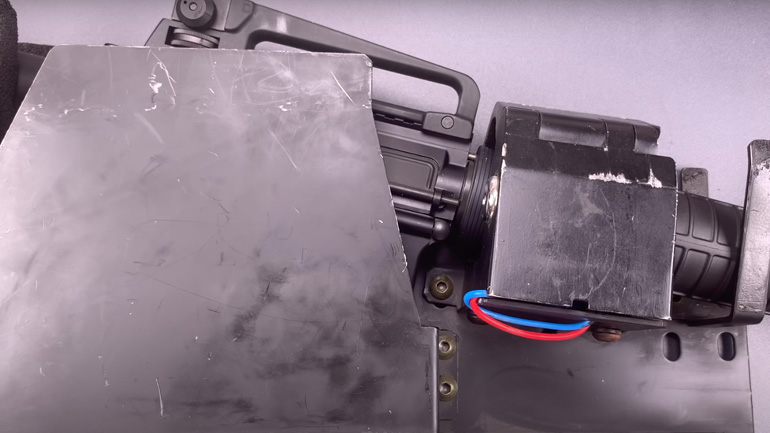 Youtuber ξεκλειδώνει κλειδαριά με όπλα της αστυνομίας σε 1 δευτερόλεπτο