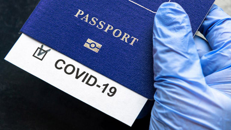 Το Λονδίνο εξετάζει το ενδεχόμενο να υιοθετήσει τα διαβατήρια εμβολιασμού