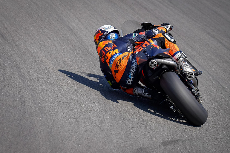 Ώριμη και αψεγάδιαστη η οδήγηση του Oliveira με την KTM.