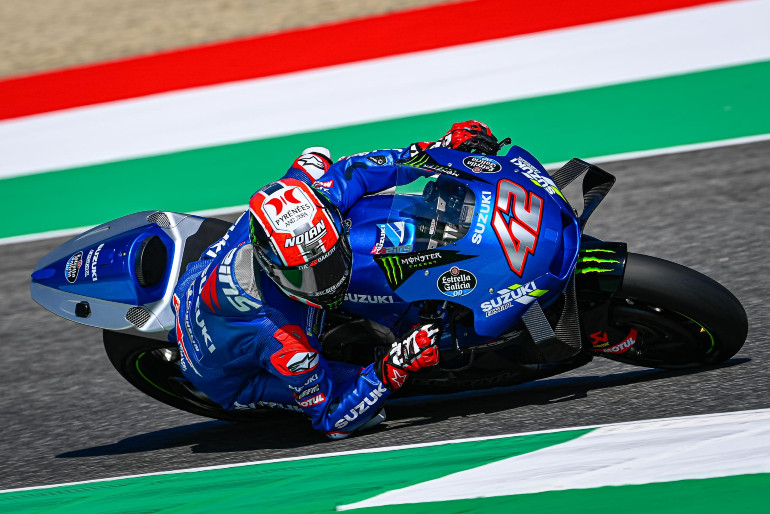 Επιστρέφει από τραυματισμό ο Rins στη σέλα της Suzuki GSX-RR.