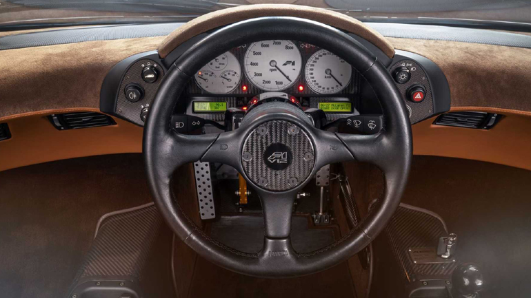 Η θέση οδήγησης είναι τοποθετημένη στο κέντρο.