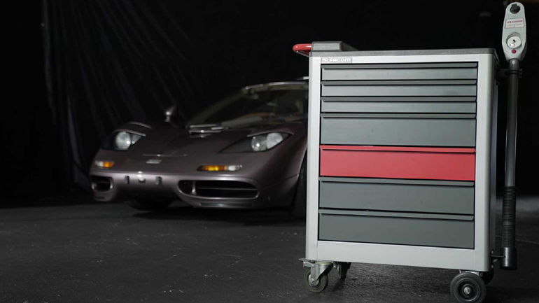 Μαζί με το αυτοκίνητο προσφέρεται και μια τροχήλατη εργαλειοθήκη.