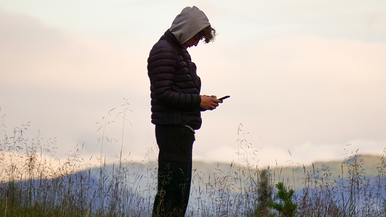 Οι έφηβοι στο στόχαστρο των απατεώνων του Internet – Πώς θα παραμείνουν ασφαλείς